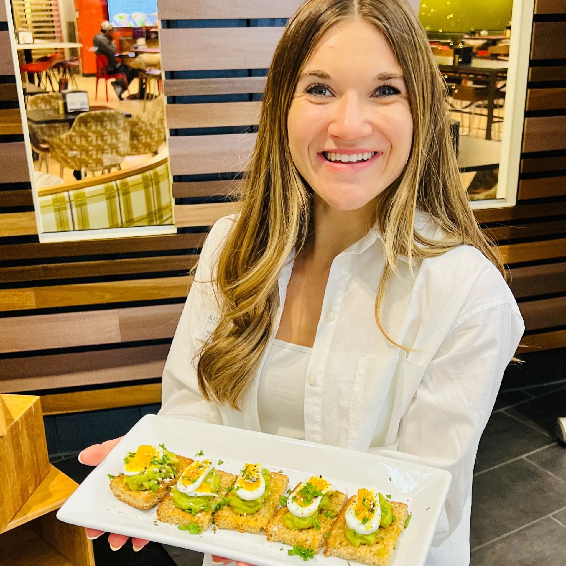 image of dietitian holding a tray